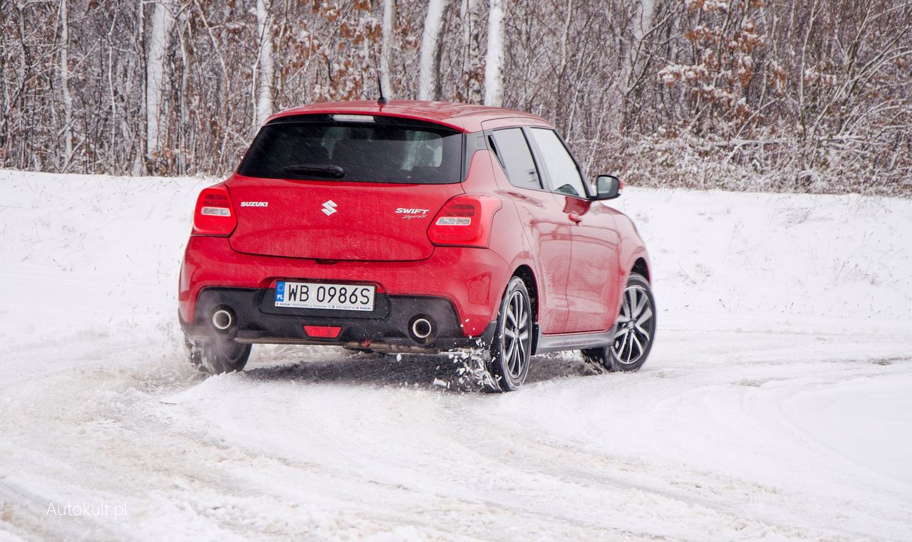 Suzuki Swift Sport na śniegu zachowuje się dość nerwowo ze względu na wymiary