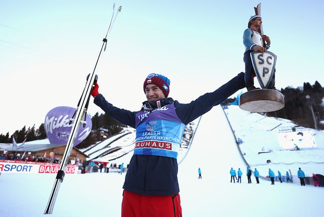 Kamil Stoch cieszy się z kolejnego zwycięstwa w konkursie Turnieju Czterech Skoczni