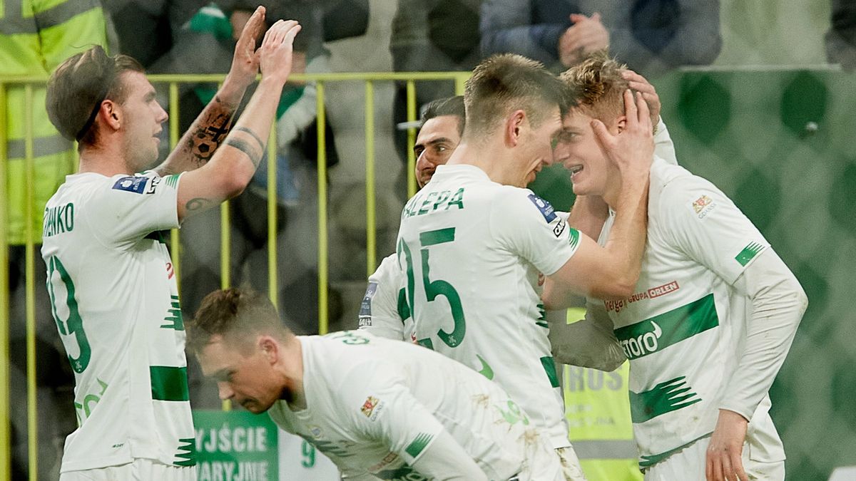 PAP / Adam Warżawa / Na zdjęciu: Filip Koperski (z prawej) cieszy się z gola