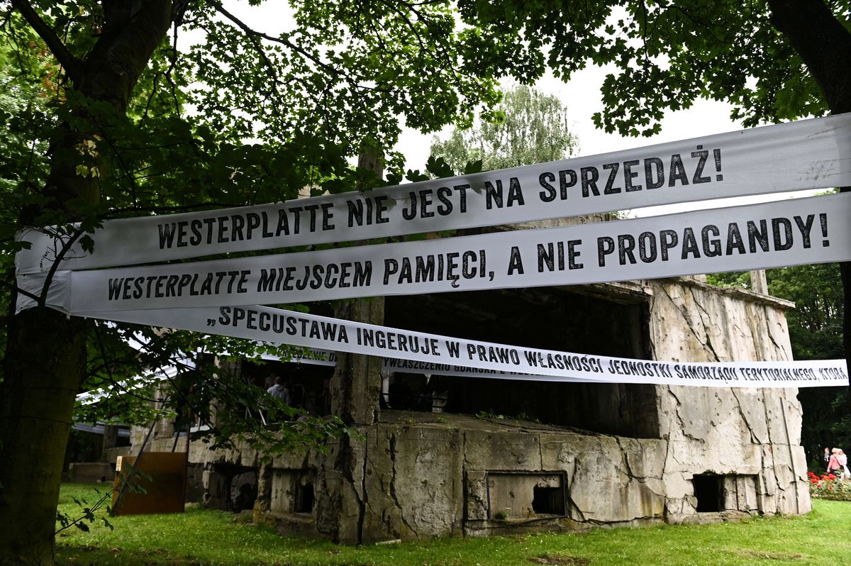 Pracownicy Muzeum Gdańska protestują przeciw specustawie. Wywiesili transparenty, interweniowała policja