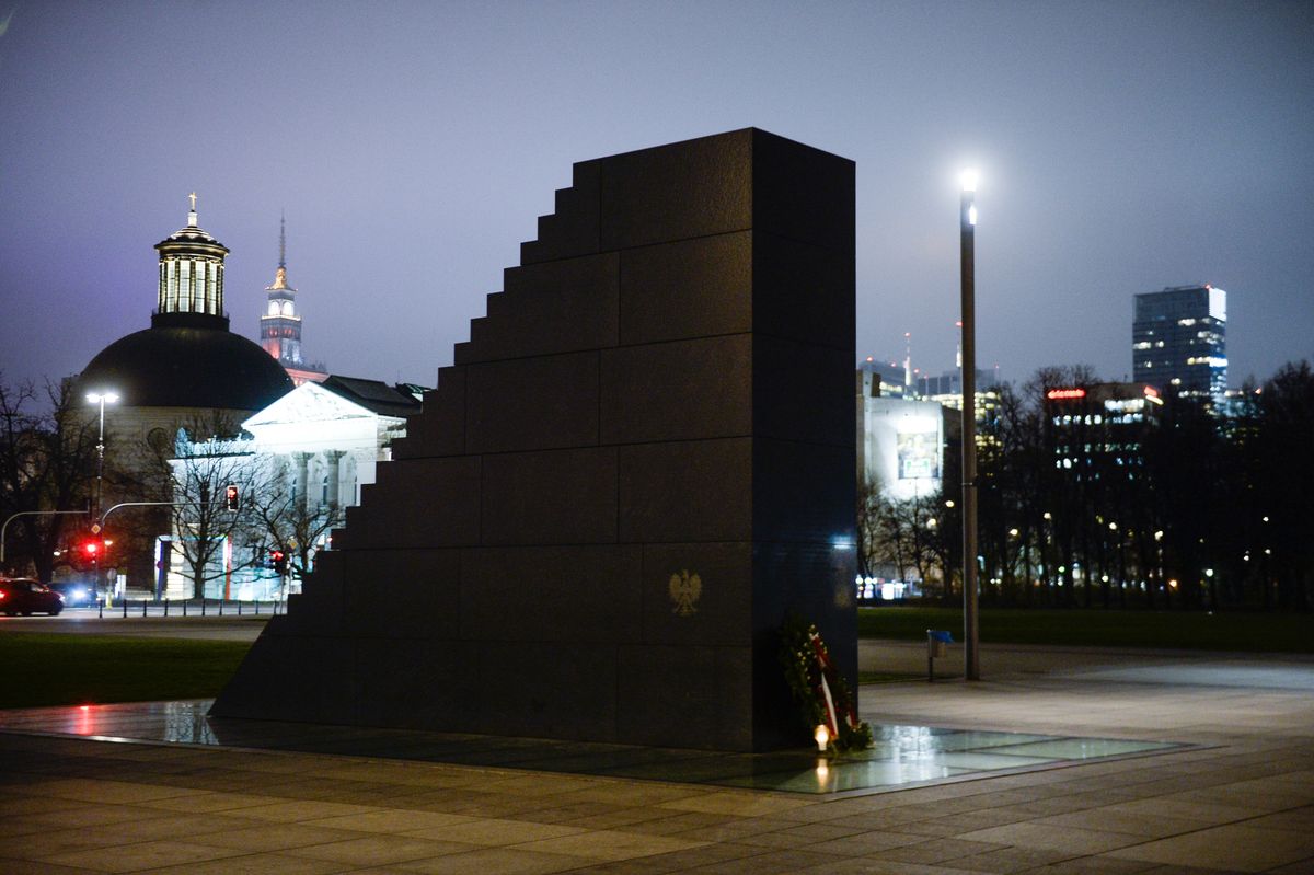Warszawa. W nocy zniszczono pomnik (Photo by Omar Marques/SOPA Images/LightRocket via Getty Images)