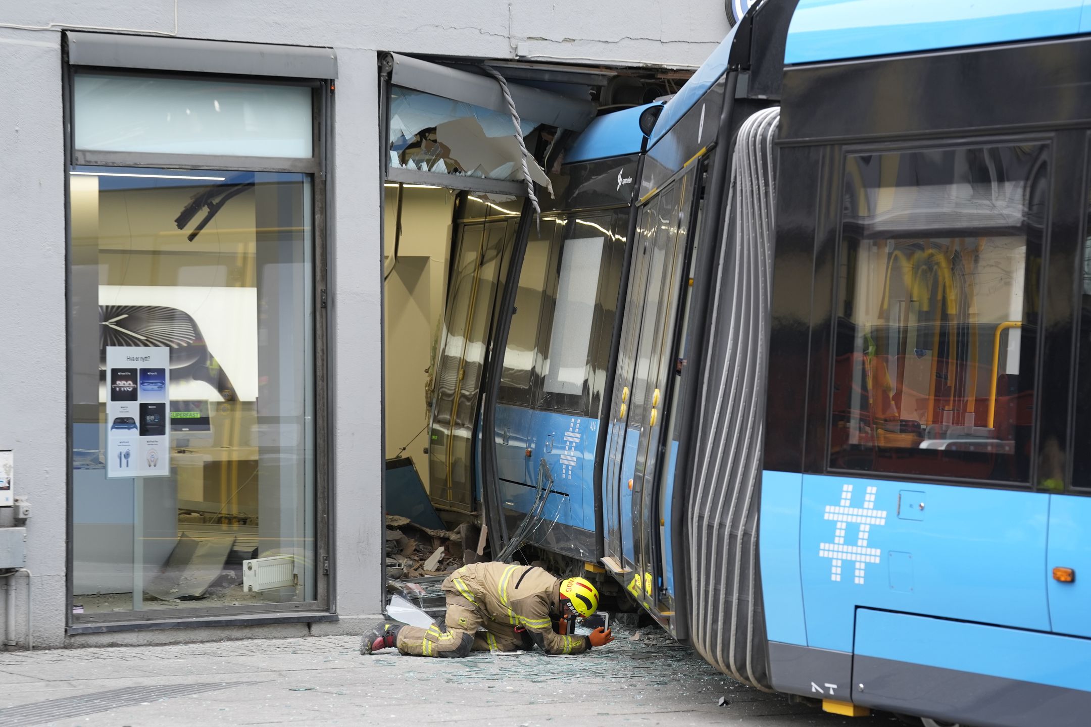 A rescuer works at the scene of the tram derailment that collided with an Apple product store located on Storgata, one of the busiest streets in Oslo, Austria,  29 October 2024. Approximately 20 people were onboard the tram. Emergency responders attended to four injured persons at the location, with none sustaining serious injuries. EPA/TERJE PEDERSEN NORWAY OUT Dostawca: PAP/EPA.