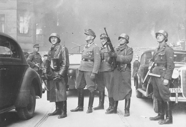 Warszawa. Gen. Jurgen Stropp, dowódca SS w otoczeniu oficerów na terenie walczącego getta warszawskiego