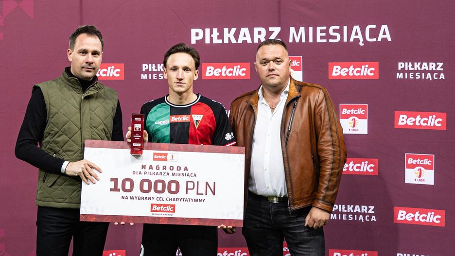 Julius Ertlthaler przekazujący nagrodę finansową