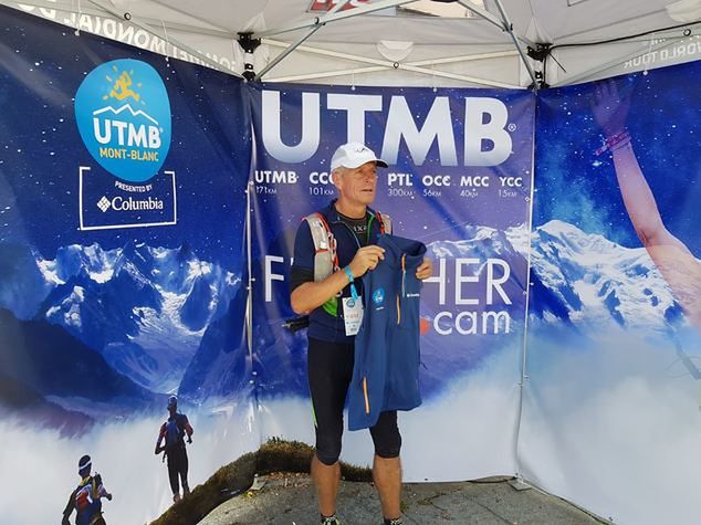 Zdzisław Wolny z tzw. kamizelką finishera - po ukończeniu biegu TDS rozgrywanego w ramach festiwalu Ultra Trail du Mont Blanc. Fot. Archiwum prywatne