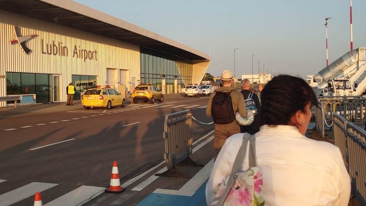 Pasażerowie na płycie lotniska Port Lotniczy Lublin w Świdnik