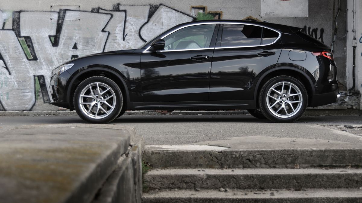 Pierwszą relację z jazdy nowym Stelvio mogliście już u nas przeczytać. Ta sama wersja benzynowa, którą miałem do dyspozyjci w Warszawie otrzymała od Marcina 10/10. Nieco gorzej wypadł diesel. Więcej możecie przeczytać w pełnym materiale. Teraz poznaliśmy pełny polski cennik tego auta.