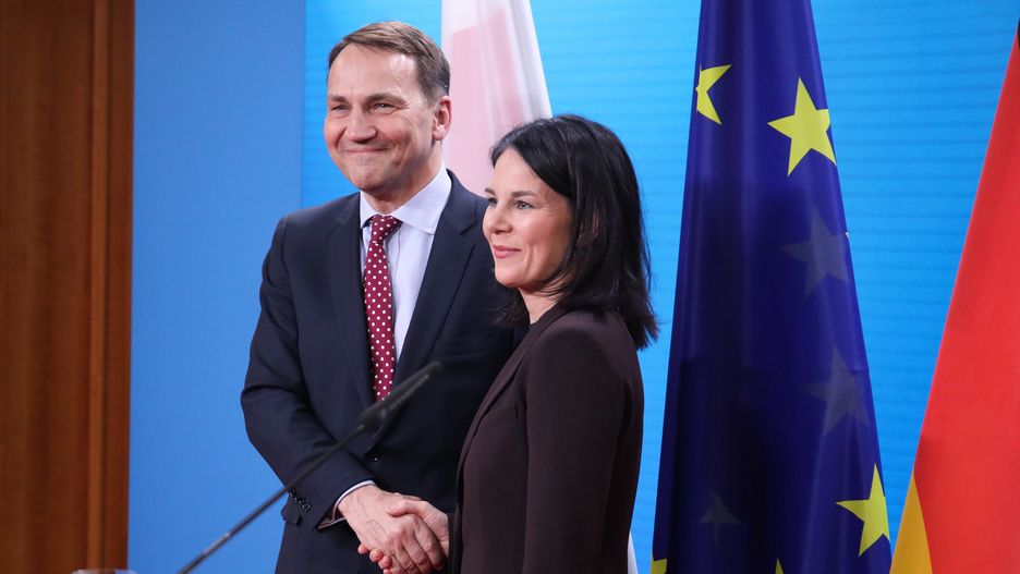 Berlin, Niemcy, 30.01.2024. Minister spraw zagranicznych RP Radosław Sikorski (L) i minister spraw zagranicznych Niemiec Annalena Baerbock (P) podczas konferencji prasowej po spotkaniu w Berlinie, 30 bm. Rozmowy ministrów dot. kwestii dwustronnych, pomocy Ukrainie i ożywienia Trójkąta Weimarskiego. (ad) PAP/Albert Zawada ***Zdjęcie do depeszy PAP pt. Niemcy/ Szef MSZ Sikorski rozpoczął wizytę w Berlinie***