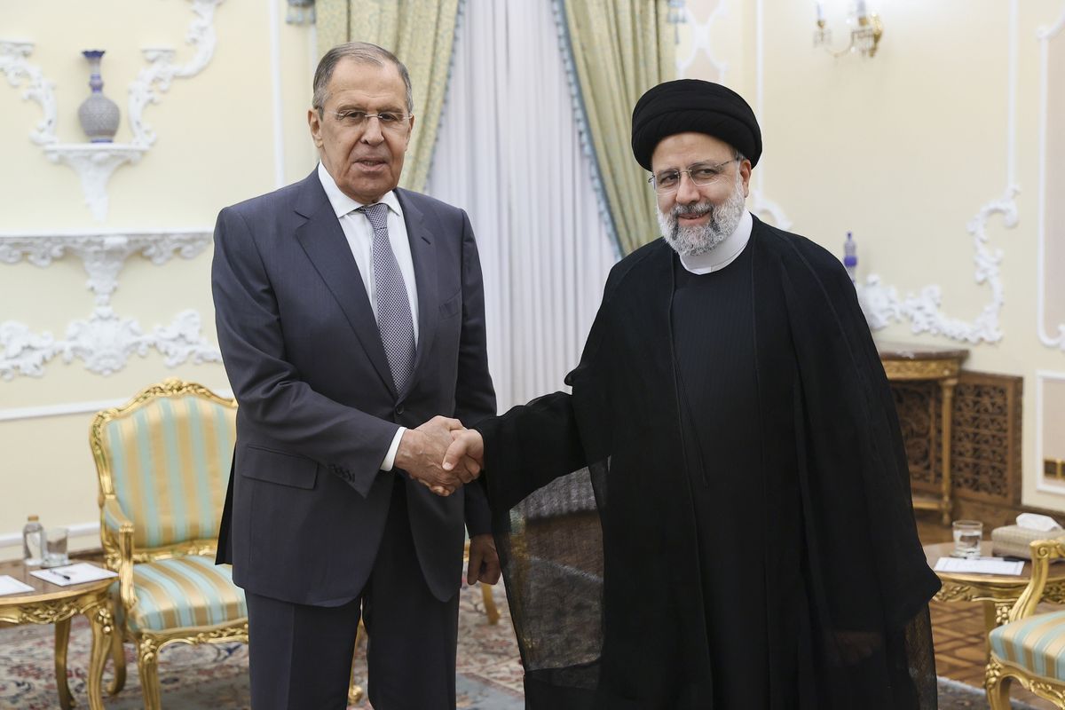 Rosyjski minister spraw zagranicznych Siergiej Ławrow oraz prezydent Iranu Ebrahim Raisi