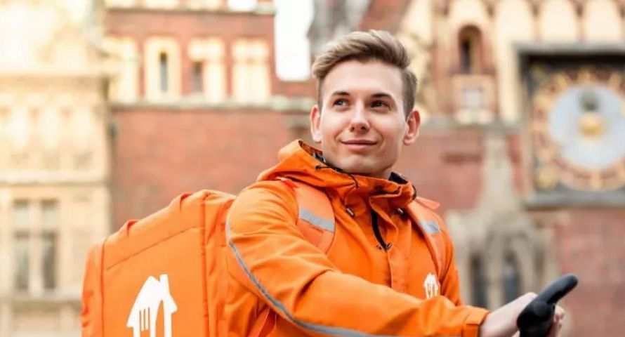 Wszyscy kurierzy z Pyszne.pl do zwolnienia? Tyle zarabia polska spółka