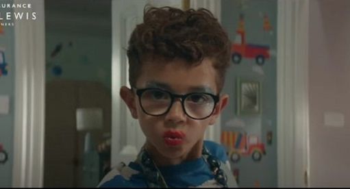 John Lewis tłumaczy się z reklamy z chłopcem w szpilkach (wideo)