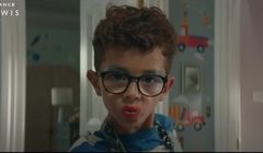 John Lewis tłumaczy się z reklamy z chłopcem w szpilkach (wideo)