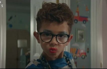 John Lewis tłumaczy się z reklamy z chłopcem w szpilkach (wideo)