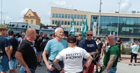 Waluś na antyimigracyjnym proteście. Został ciepło przywitany