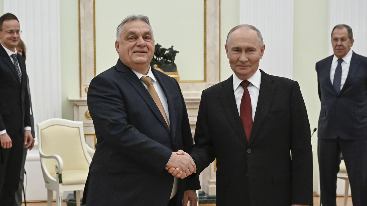 Russian President Vladimir Putin meets Hungarian Prime Minister Viktor Orban at Kremlin
epa12554538 Russian President Vladimir Putin (C-R) and Hungarian Prime Minister Viktor Orban (C-L) shake hands during a meeting at the Kremlin in Moscow, Russia, 28 November 2025.  EPA/ALEXANDER NEMENOV / POOL 
Dostawca: PAP/EPA.
ALEXANDER NEMENOV / POOL
politics, diplomacy, head of state
