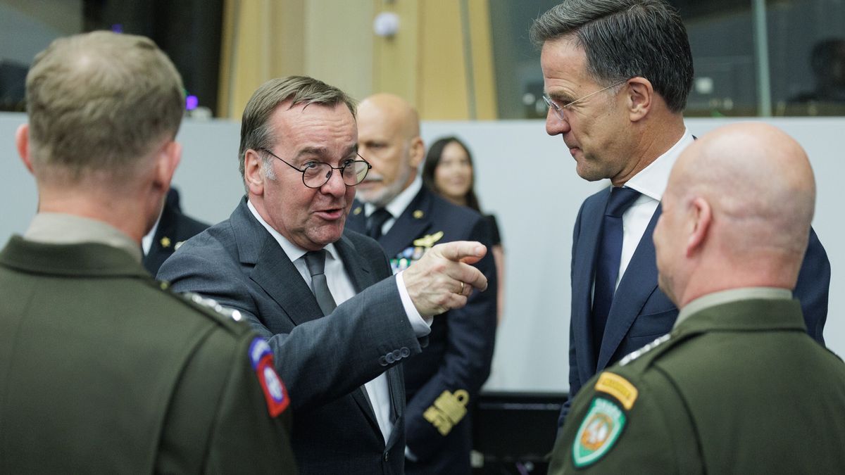 German Defense Minister Boris Pistorius (L) and Secretary General Mark Rutte during a meeting of the Ukraine Defense Contact group ahead of a NATO defense ministers meeting, at the North Atlantic Treaty Organisation (NATO) headquarters in Brussels, Belgium, 04 June 2025. The NATO ministers of defence will meet in Brussels on 05 June. EPA/OLIVIER MATTHYS Dostawca: PAP/EPA.