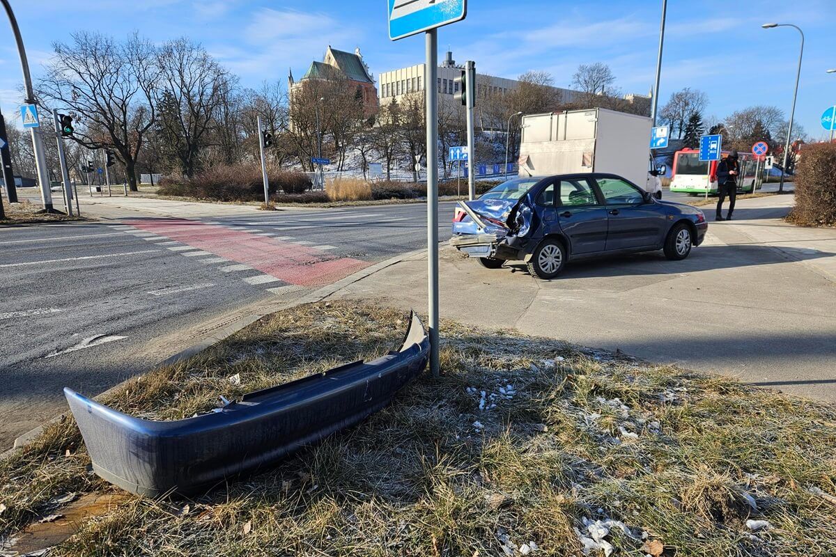 Dostawczy mercedes uderzył w tył seata na a. Tysiąclecia w Lublinie