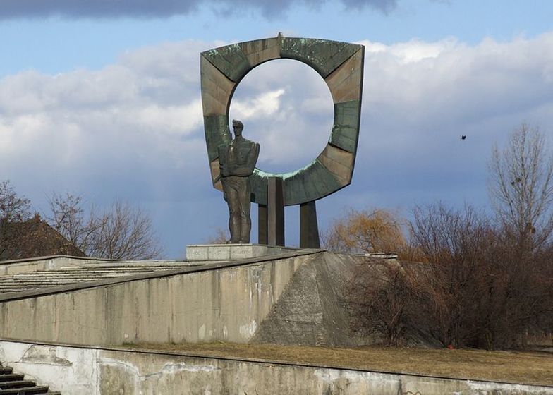 W centrum Zdzieszowic stoi pomnik powstańska śląskiego