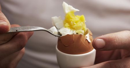 Na kolacje czy na śniadanie. O tej porze jajka działają inaczej
