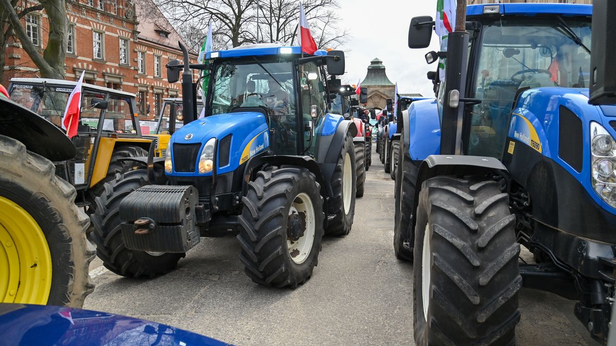 przejazd kolumny ci�gnik�w
Szczecin, 03.04.2023. Zaostrzenie protestu rolnik�w w Szczecinie, 3 bm. Przez trzy dni, b�d� przeje�d�ali ci�gnikami przez centrum miasta. W tych dniach wyst�pi� utrudnienia w ruchu drogowym i mog� pojawi� si� przerwy w kursowaniu komunikacji miejskiej. (aldg) PAP/Marcin Bielecki
***Zdj�cie do depeszy PAP pt. Szczecin/ Rolnicy zaostrzaj� protest, do czwartku utrudnienia w ruchu ***
Marcin Bielecki
protest, protestuj�cy, rolnicy, rolnik�w, zaostrzenie, blokada, centrum miasta, miasta, przejazd ulicami miasta, rolniczy, traktor, traktory, utrudnienia w ruchu