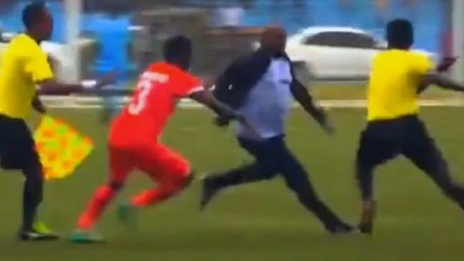 w meczu ligi somalijskiej trener zaatakował sędziego