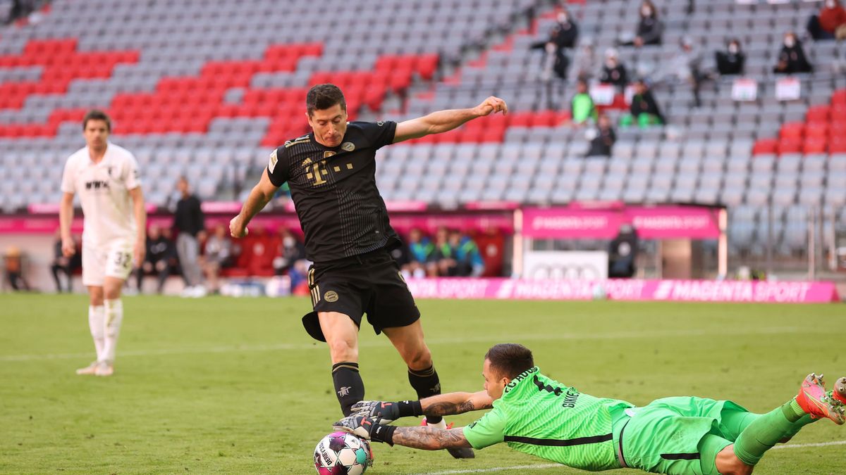 Robert Lewandowski i Rafał Gikiewicz (bramkarz)