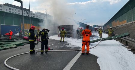 Warszawa. Utrudnienia po śmiertelnym wypadku na S8. Naprawa barier