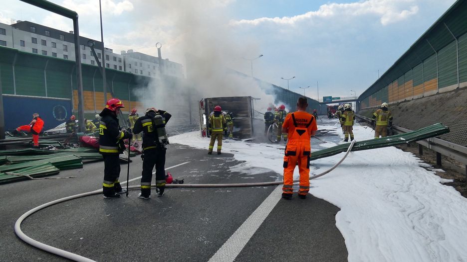 Warszawa. Usuwanie skutkow wypadku na trasie S8, 20.04.2021 r.