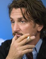 ''Wszystkie odloty Cheyenne'a'': Sean Penn niczym lider The Cure [wideo]