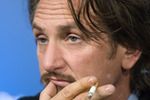''Wszystkie odloty Cheyenne'a'': Sean Penn niczym lider The Cure [wideo]