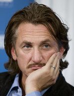 Sean Penn pociesza Eve w areszcie