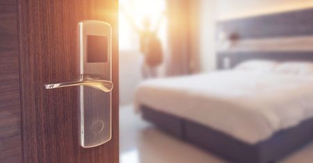 Szok w hotelu nad Bałtykiem. "Znalazł kartonik z brązową kulką"