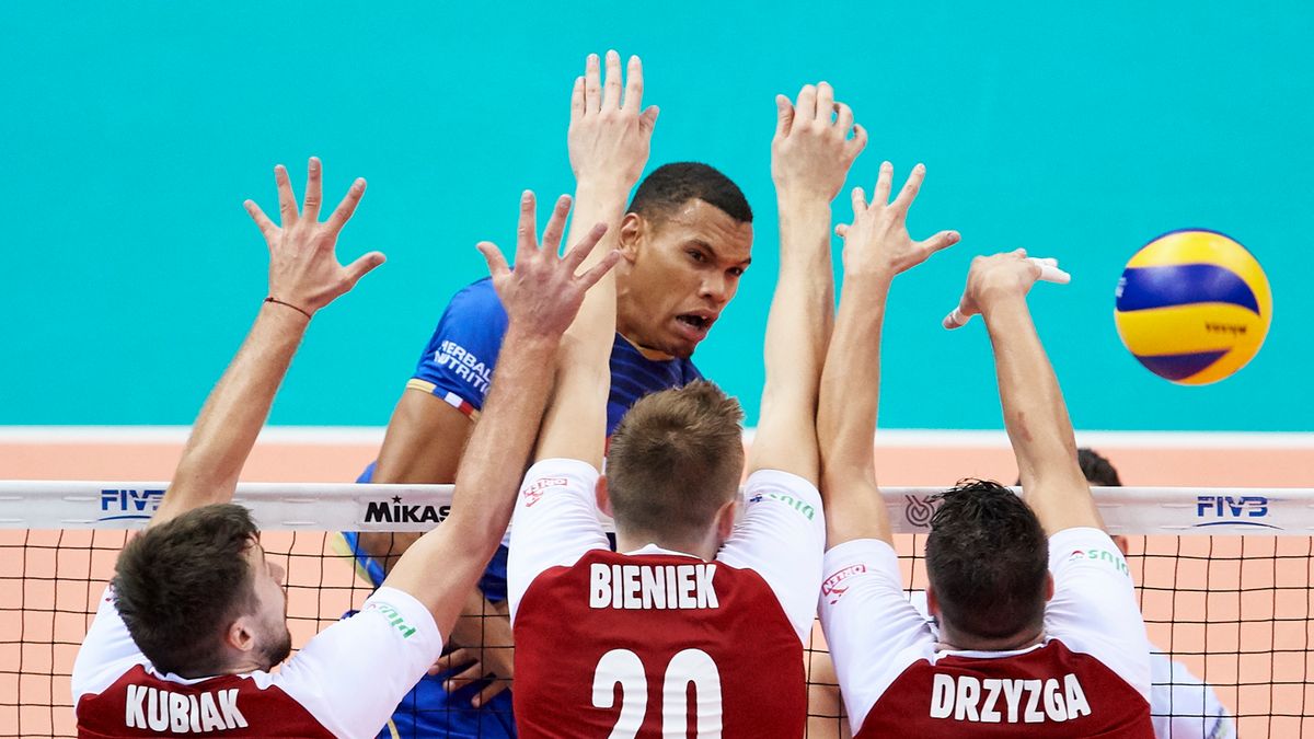 PAP / Adam Warżawa / Na zdjęciu: Polacy (od lewej): Michał Kubiak, Mateusz Bieniek i Fabian Drzyzga oraz Stephen Boyer (tył) z Francji