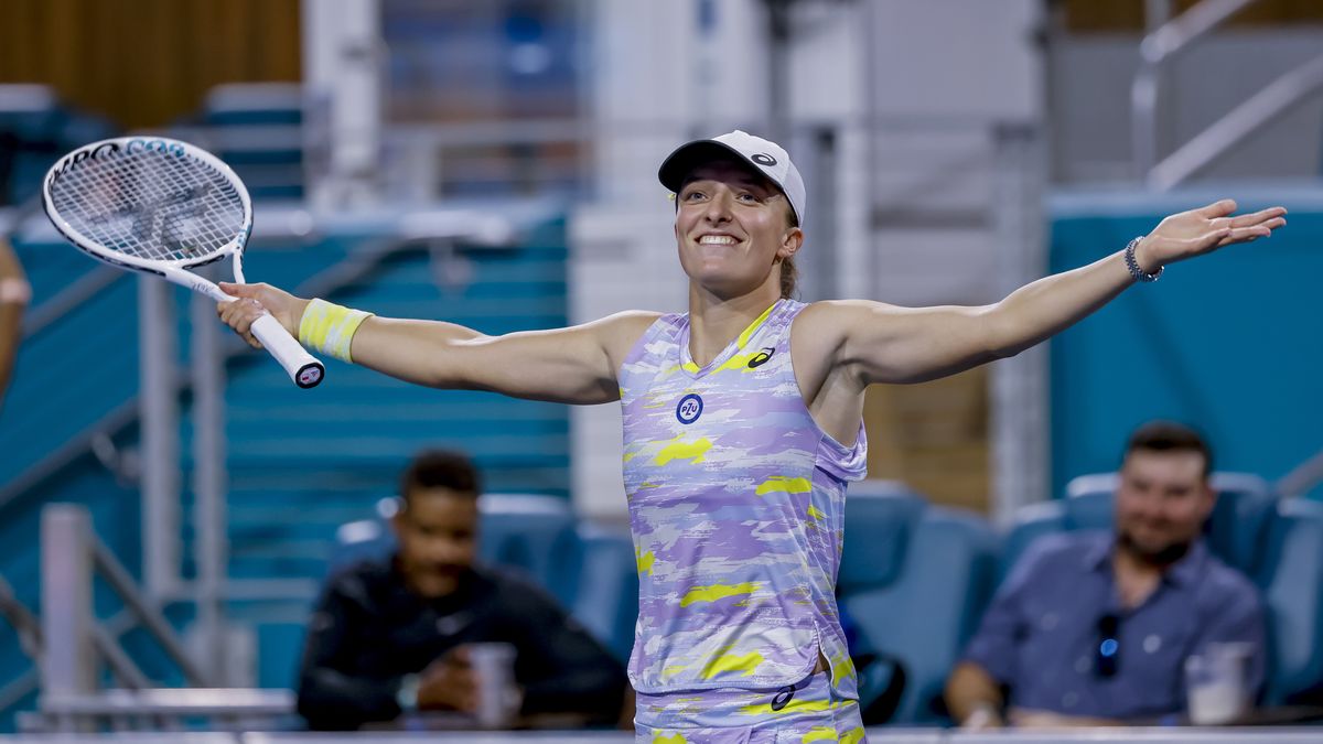 Iga Swiatek of Poland reacts after defeating Viktorija Golubic of Switzerland during a second round match of the Miami Open tennis tournament at Hard Rock Stadium in Miami Gardens, Florida, USA, 25 March 2022. EPA/ERIK S. LESSER Dostawca: PAP/EPA.