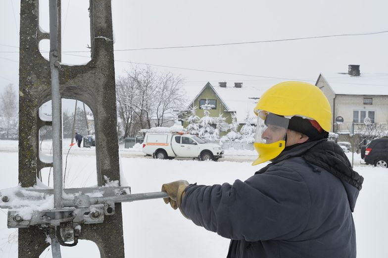 Po śnieżycach na Mazowszu i Podlasiu ponad 100 tys. odbiorców bez prądu