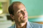 Superbohater Woody Harrelsson na kozetce Sandry Oh