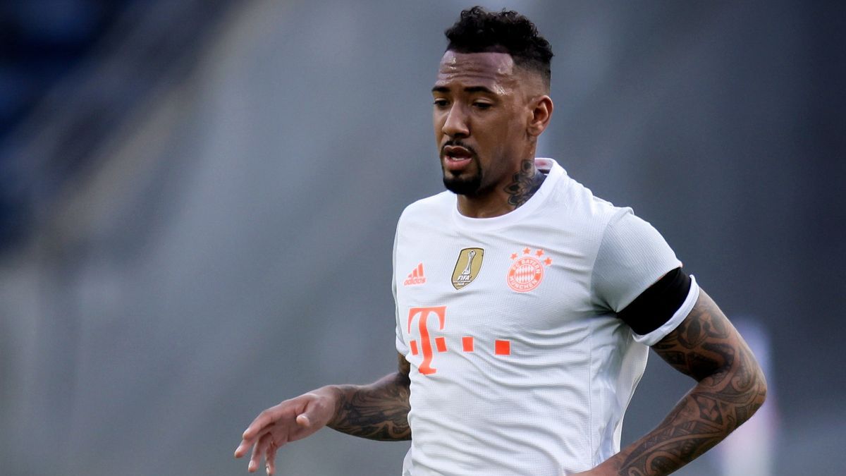 PAP/EPA / RONALD WITTEK / Na zdjęciu: Jerome Boateng (Bayern) w meczu z Eintrachtem Frankfurt