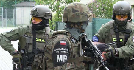 CBA zatrzymało 7 osób zamieszanych w nieprawidłowości przy przetargach dla wojska.