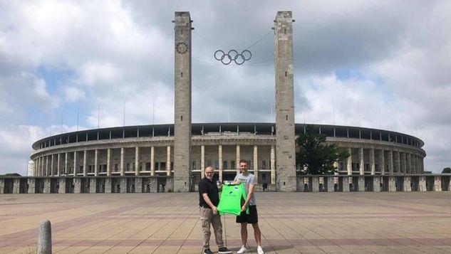 Marcel Lotka (z prawej) i Tomasz Rybicki - koordynator skautingu w Niemczech w PZPN. Zdjęcie zrobione przed stadionem Herthy Berlin