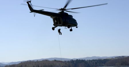 Runął ze śmigłowca. Wypadek podczas ćwiczeń antyterrorystów