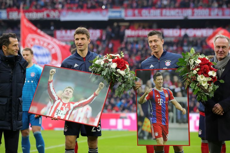 Thomas Mueller i Robert Lewandowski kilka chwil przed pierwszym gwizdkiem sędziego meczu Bayern-Fortuna. Fot. Alexander Hassenstein/Bongarts/Getty Images