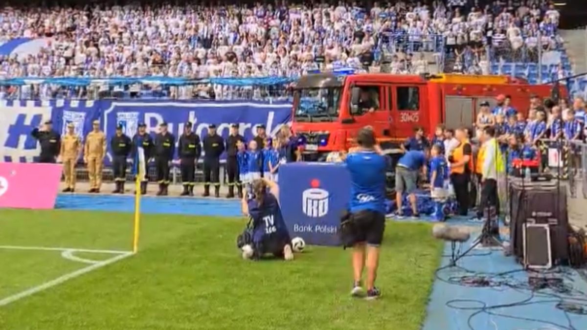 Zdjęcie okładkowe artykułu: Twitter / Na zdjęciu: pożegnanie zmarłych strażaków na stadionie Lecha Poznań