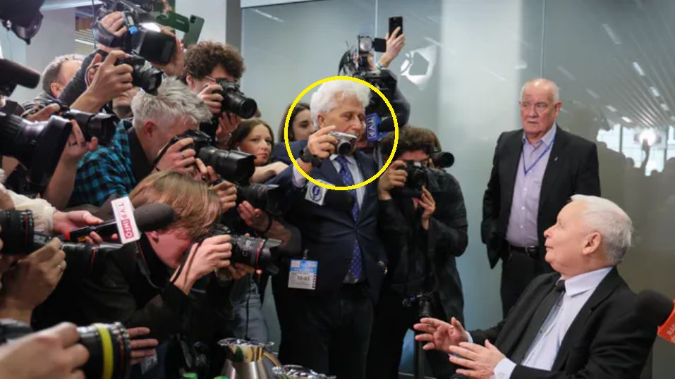 "Kłaniam się". Tylko jemu podał rękę Kaczyński