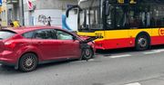 Praga Południe: Wytrącony z kierunku Ford uderzył czołowo w autobus