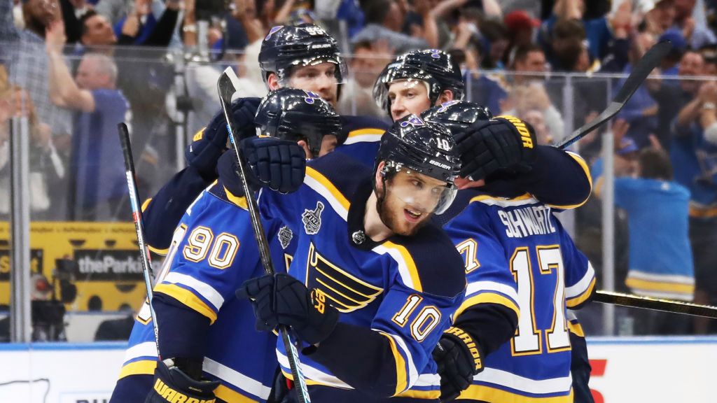 hokeiści St Louis Blues cieszą się z bramki