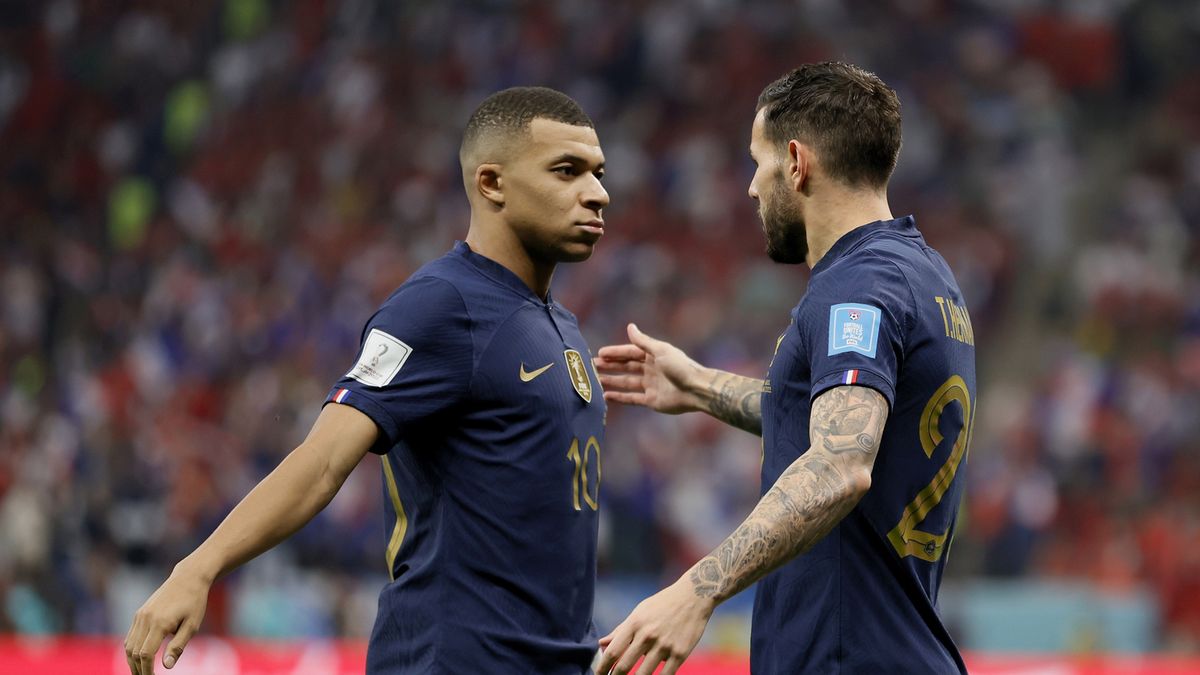 PAP/EPA / Ronald Wittek / Na zdjęciu: Kylian Mbappe i Theo Hernandez