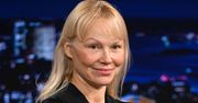 Pamela Anderson W PEŁNYM MAKIJAŻU wypina się na okładce magazynu. Internauta: "Myślałem, że to Melania Trump"