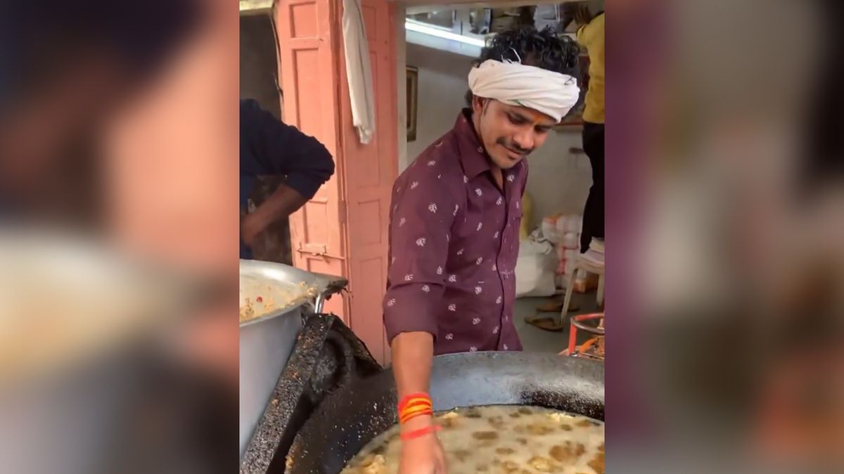 Sprzedawca zanurzył rękę we wrzącym oleju