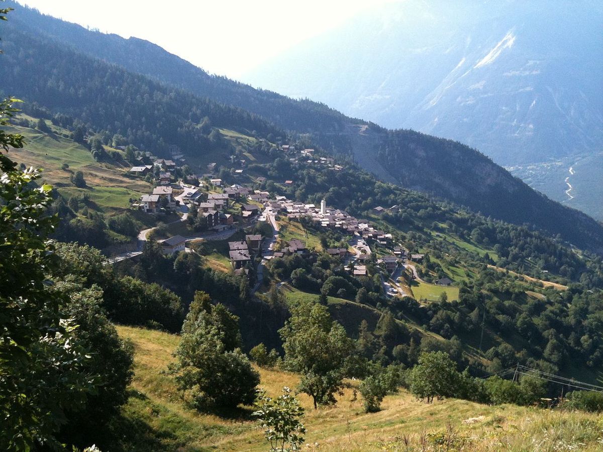 Szwajcarska wioska kusi. Oferuje rodzinom 250 tys. zł za przeprowadzkę