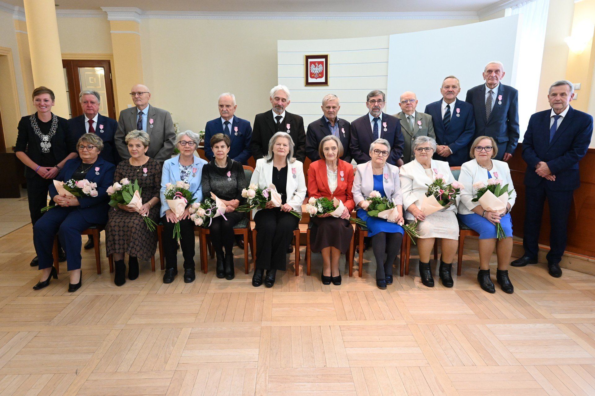 We wtorek w sali ślubów kieleckiego ratusza 20 par odebrało medale za 50 lat małżeństwa. Pamiątkowe zdjęcie jubilatów. 